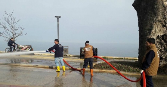 Düzce Akçakoca’da İtfaiye yolları yıkıyor