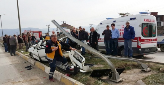 Düzce’de otomobil takla attı gençler ölümden döndü