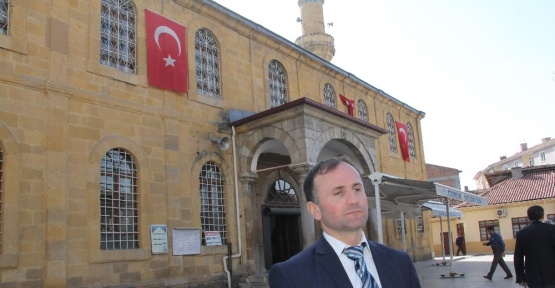 Ezan yasağını protesto etti