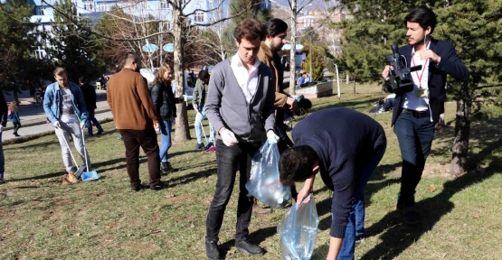 Üniversite öğrencilerinden çevre temizliği