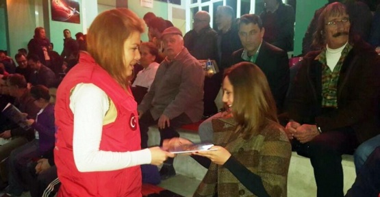 Voleybol turnuvasında oyunculara ve seyircilere kitap dağıtıldı