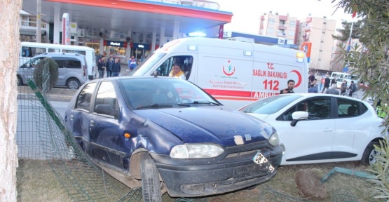 İki otomobil çarpışıp refüje çıktı: 5 yaralı