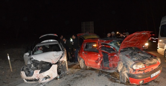 Niksar’da 2 otomobil çarpıştı: 5 yaralı