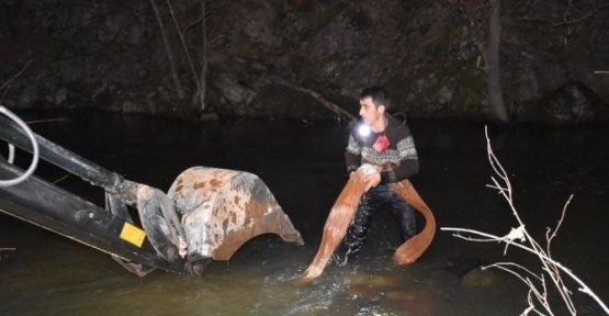 Dereye Uçan Araç’ta bulunan çocuğu arama kurtarma çalışmalarına ara verildi