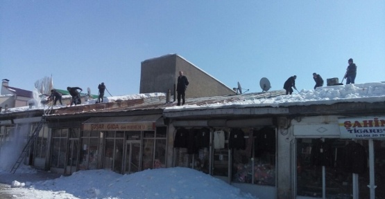 Erzurum Tekman’da karla mücadele devam ediyor