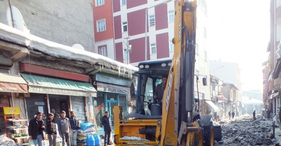 Malazgirt Belediyesi sokaklardaki buzları temizliyor