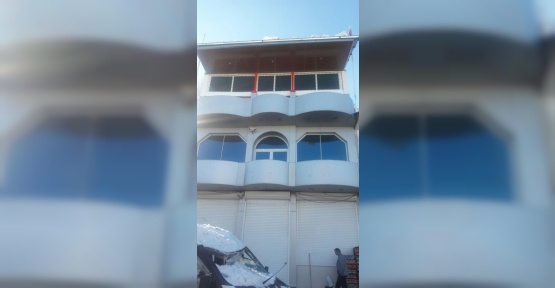 Çatıdan düşen kar kütlesi arabayı hurdaya çevirdi