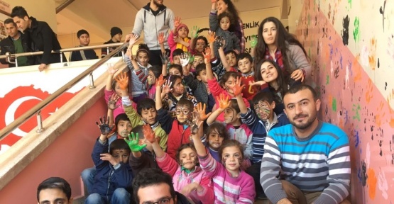 Renkli Fırçalar okulu boyadı