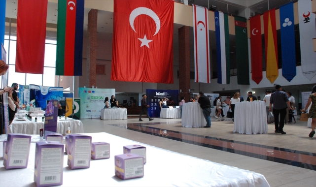 Uluslararası Tıbbi ve Aromatik Bitkiler Kongresi AÜ Öğrenci Merkezi'nde gerçekleştirildi