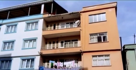 Gölbaşında binadan düşen beton blok caddeye düştü