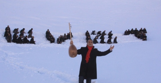 Hakkari’de insan halkasıyla karlı dağlara ‘evet’ yazıldı