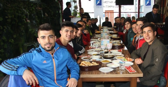 VEDAŞ’tan hentbol takımı oyuncularına moral kahvaltısı