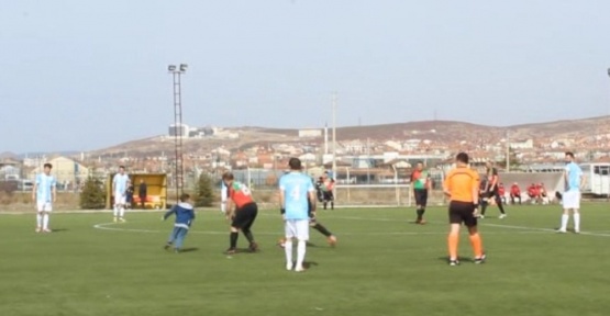 Minik taraftar sahaya top oynamak için girince