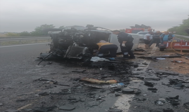 Çankırı'da traktöre çarpan hafif ticari aracın sürücüsü öldü