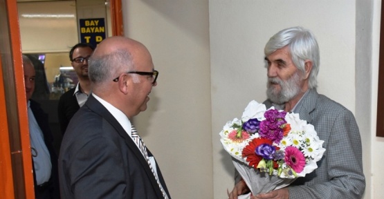 Başkan Eşkinat’tan duayen gazeteciye 50. yıl sürprizi