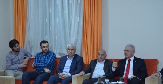 Rektör Karacabey yurt öğrencileriyle bir araya geldi