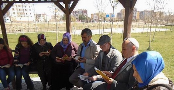 Ergani’de parkta kitap okuma etkinliği