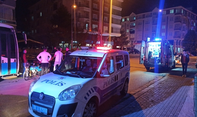 Kahramankazan'da park halindeki halk otobüsüne çarpan motosikletteki 2 kişi yaralandı