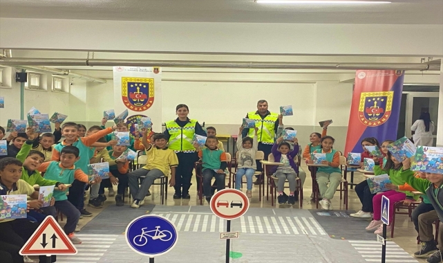 Kayseri'de jandarma 148 öğrenciye trafik eğitimi verdi