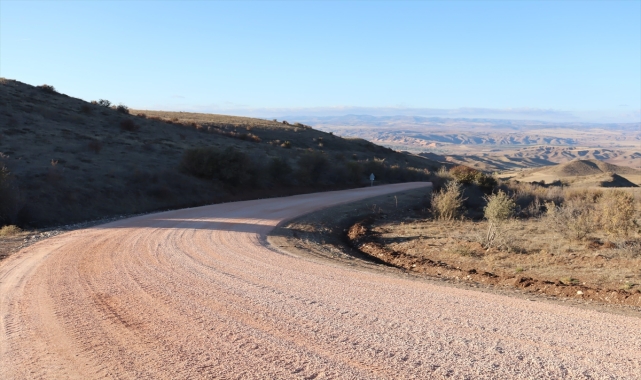 Şarkışla'da yapımı tamamlanan grup köy yolu ulaşıma açıldı