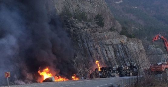 Devrilen mazot yüklü tanker yandı