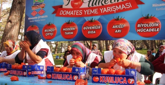 Kadınların domates yeme yarışması