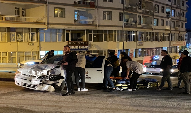 Çubuk'ta minibüs ile otomobilin çarpıştığı kazada 1 kişi yaralandı