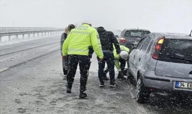 Sivas'ta kar ve tipi nedeniyle 69 köy yolunda ulaşım sağlanamıyor