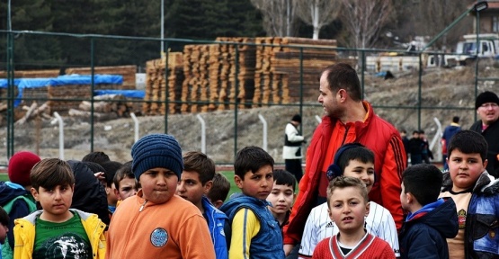 Tosya’da 300 öğrenci futbol seçmelerine katıldı