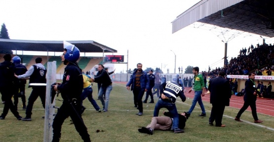 Maçta olaylar, Taraftar sahaya indi!