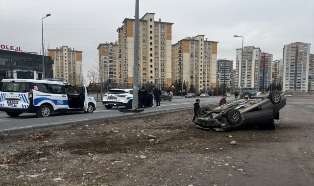 Kayseri'de devrilen otomobildeki 3 kişi yaralandı