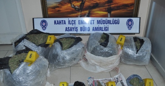 Kaçan otomobilden 47 kilo esrar ele geçirildi
