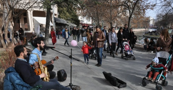 Sokak müzisyenleri Eskişehir’de özgürlük istiyor