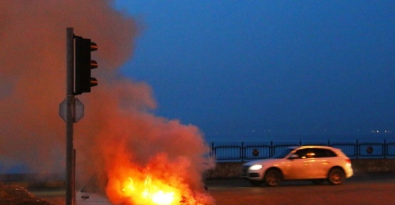 Işıklarda bekleyen otomobil cayır cayır yandı