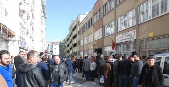 Sığınmacıların yardım kuyruğu