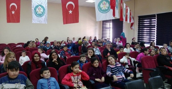 Ahmetli’nin şirin çocukları ‘Şirinler’ oyunuyla eğlendi