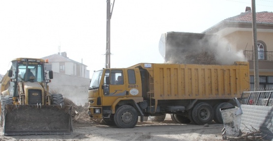 Sindelhöyük Mahallesinde metruk ev yıkımı ve yol çalışması
