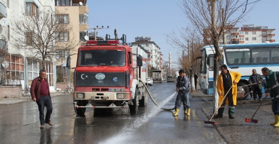 Develi’de cadde ve yolların temizlenmesi tüm hızıyla devam ediyor
