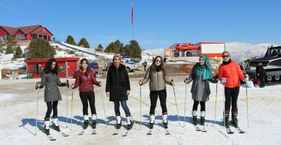 Erzincan’da KYK’lı kızlar kayak öğreniyor