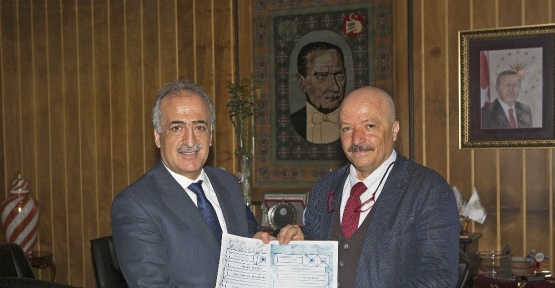 Rektör Çomaklı EYOF Sokağı mimarlarına başarı belgelerini verdi