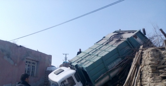 Çöp kamyonu evin bahçesine uçtu