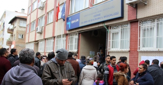 Edirne’de İŞKUR önünde uzun kuyruk oluştu