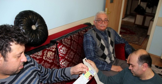 Askerdeki oğullarına 5’er metrelik mektup yazdı