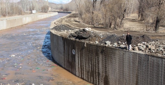 Oltu Çayı mahalle sakinleri çöplerden ötürü oldukça müzdarip