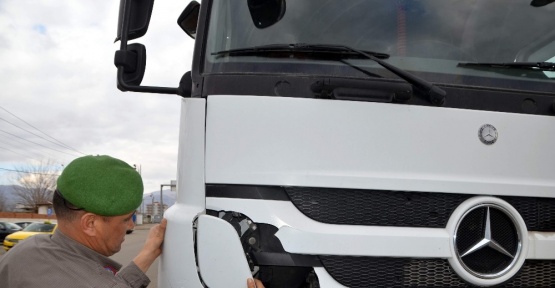 Bir kişinin ölümüne neden olan tır sürücüsünü kopan tampon yakalattı