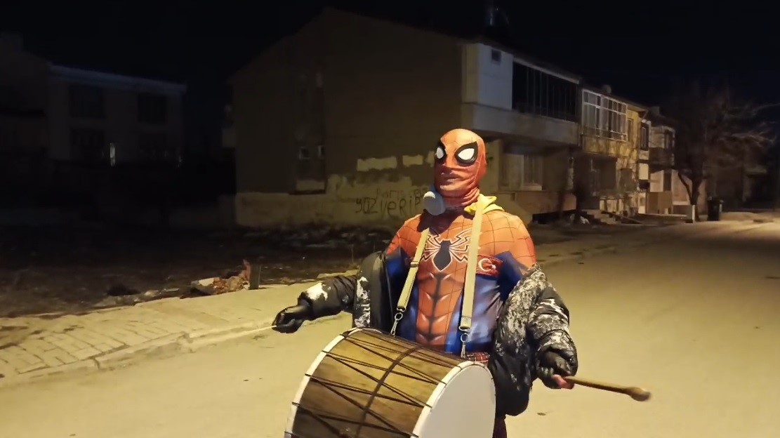 Erzincan’da Örümcek Adamlar Davul Zurna Çalıp Manilerle Sahura Kaldırdılar