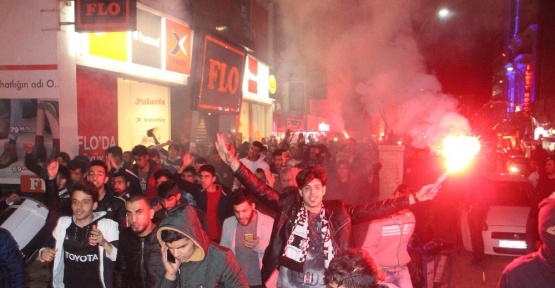 Elazığ’da Beşiktaşlılar galibiyet sevincini doyasıya kutladı