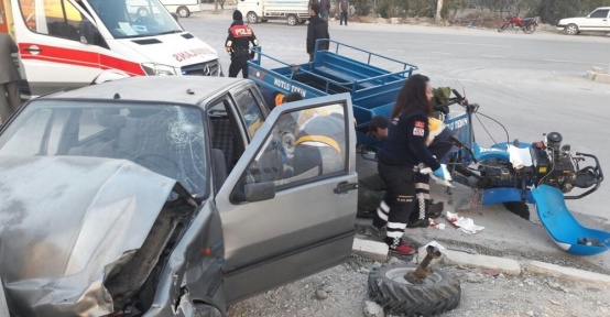Mut’ta tarım aracı otomobile çarptı: 2 yaralı