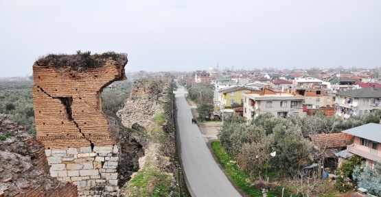 Tarihi burçtaki devasa çatlak korkutuyor