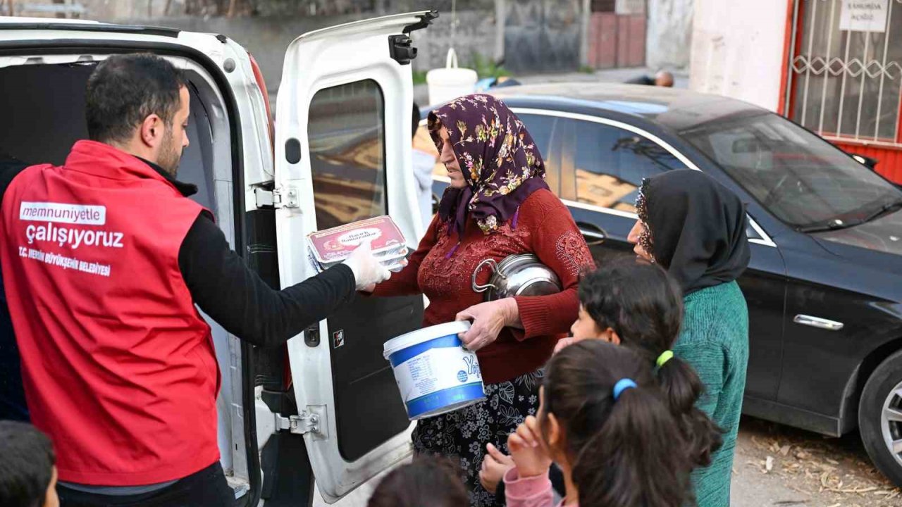 Mersin’de İftar Yemekleri, İhtiyaç Sahiplerinin Sofralarına Ulaşıyor